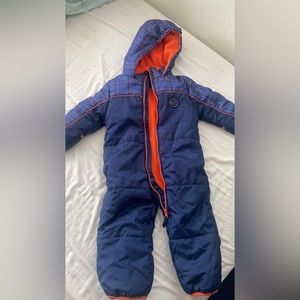 Practically new snow suit for toddler! Super cozy and no flaws! Size 24 month
